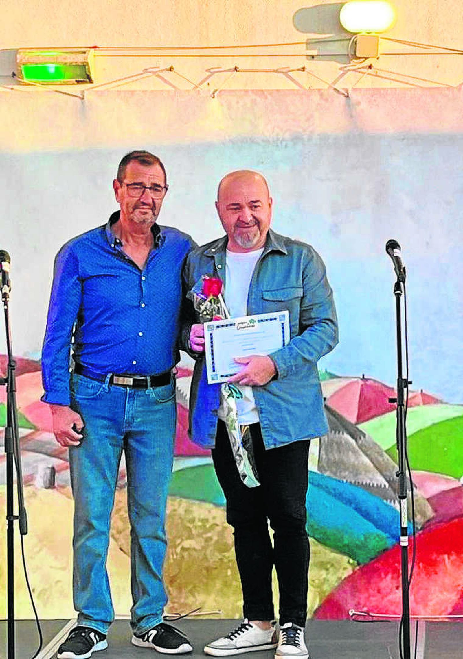 Eulogio García entregando el distintivo Mijitero 2022 al periodista Juan Muñoz de Onda Cádiz.