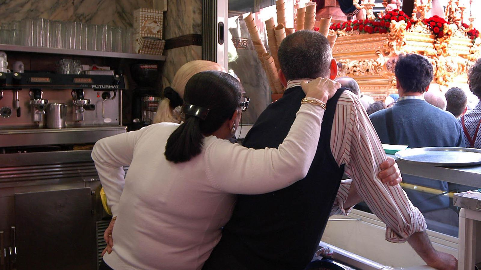 Unos hosteleros ven un paso desde el interior de su local.