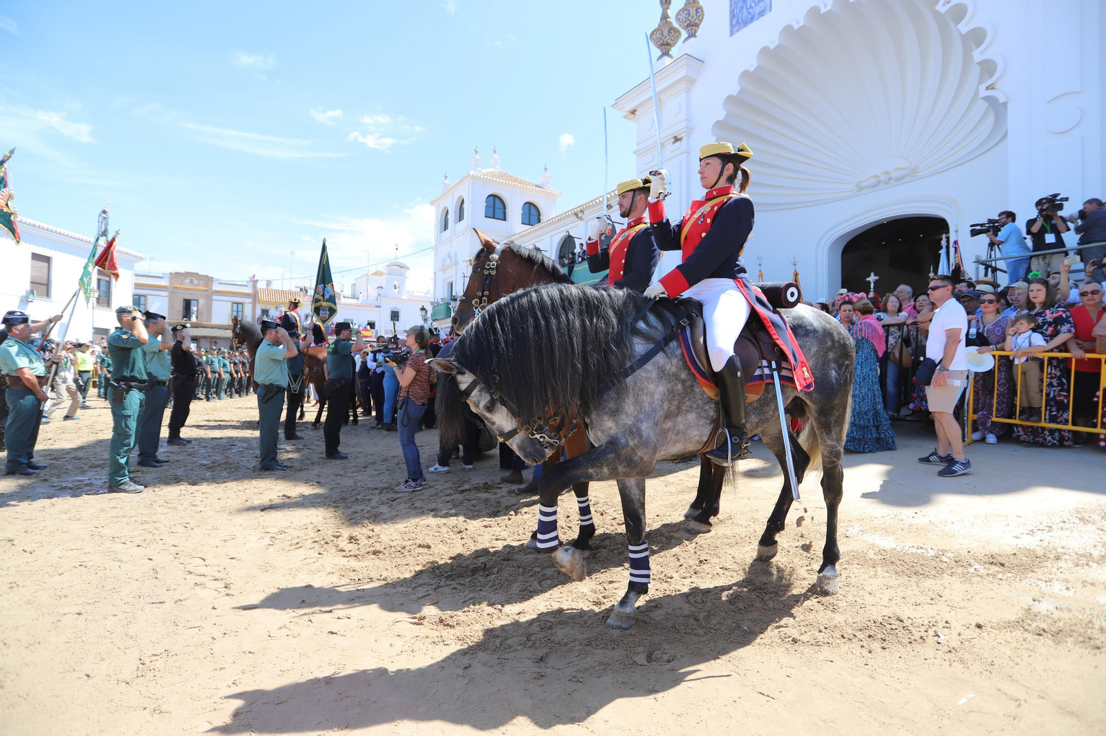 Imágenes del desfile del 175 aniversario de la Guardia Civil en El Rocío
