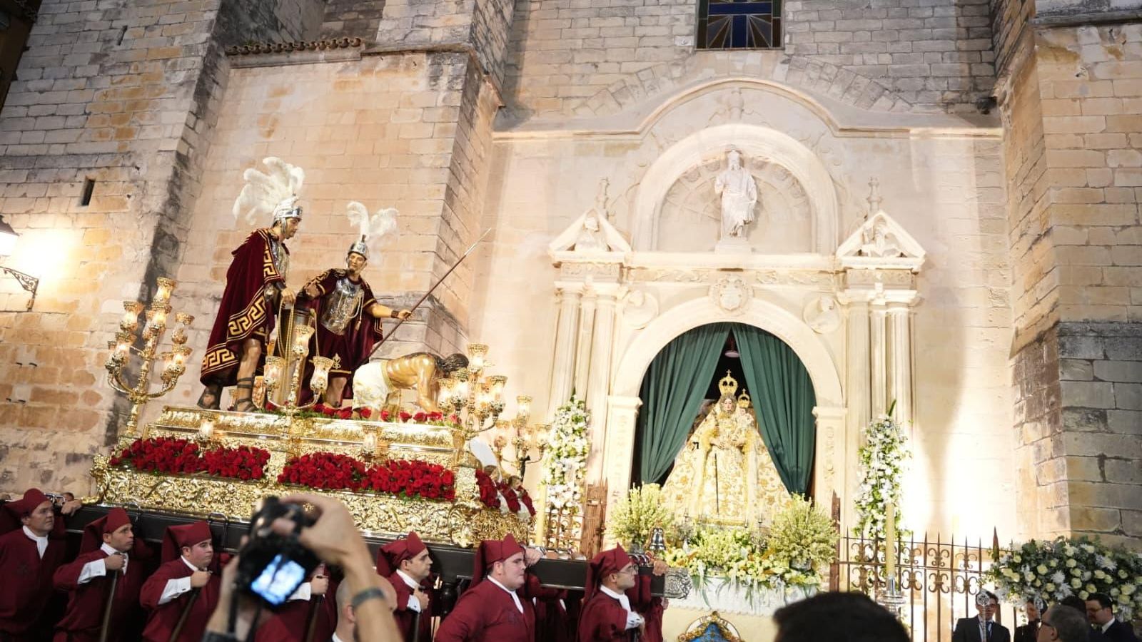 La Virgen de Araceli bendice el paso del Santísimo Cristo de la Humillación desde la parroquia de San Mateo.
