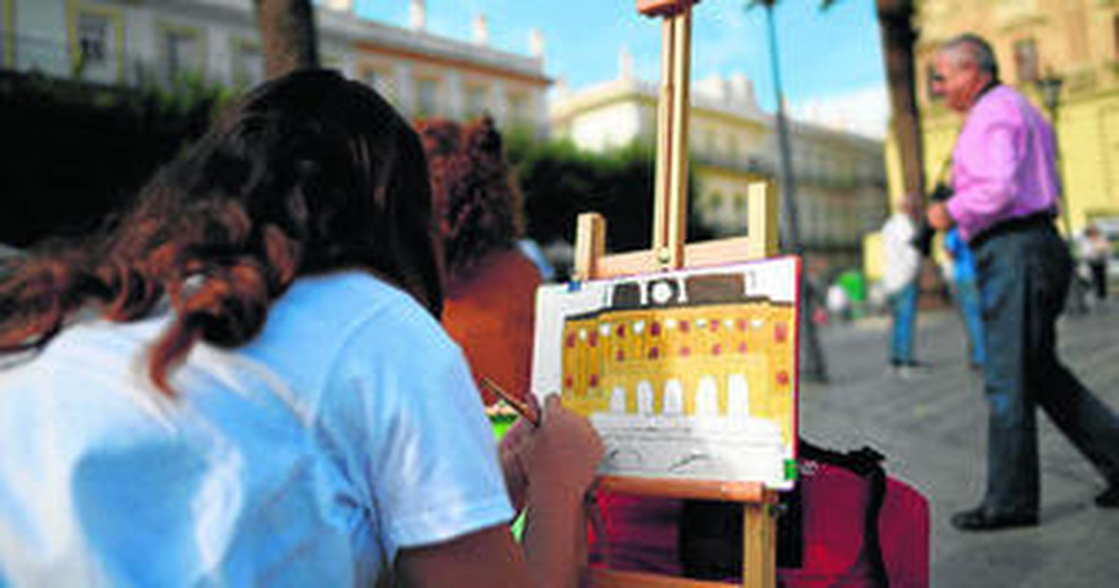 Una de las participantes pinta la fachada del Ayuntamiento.