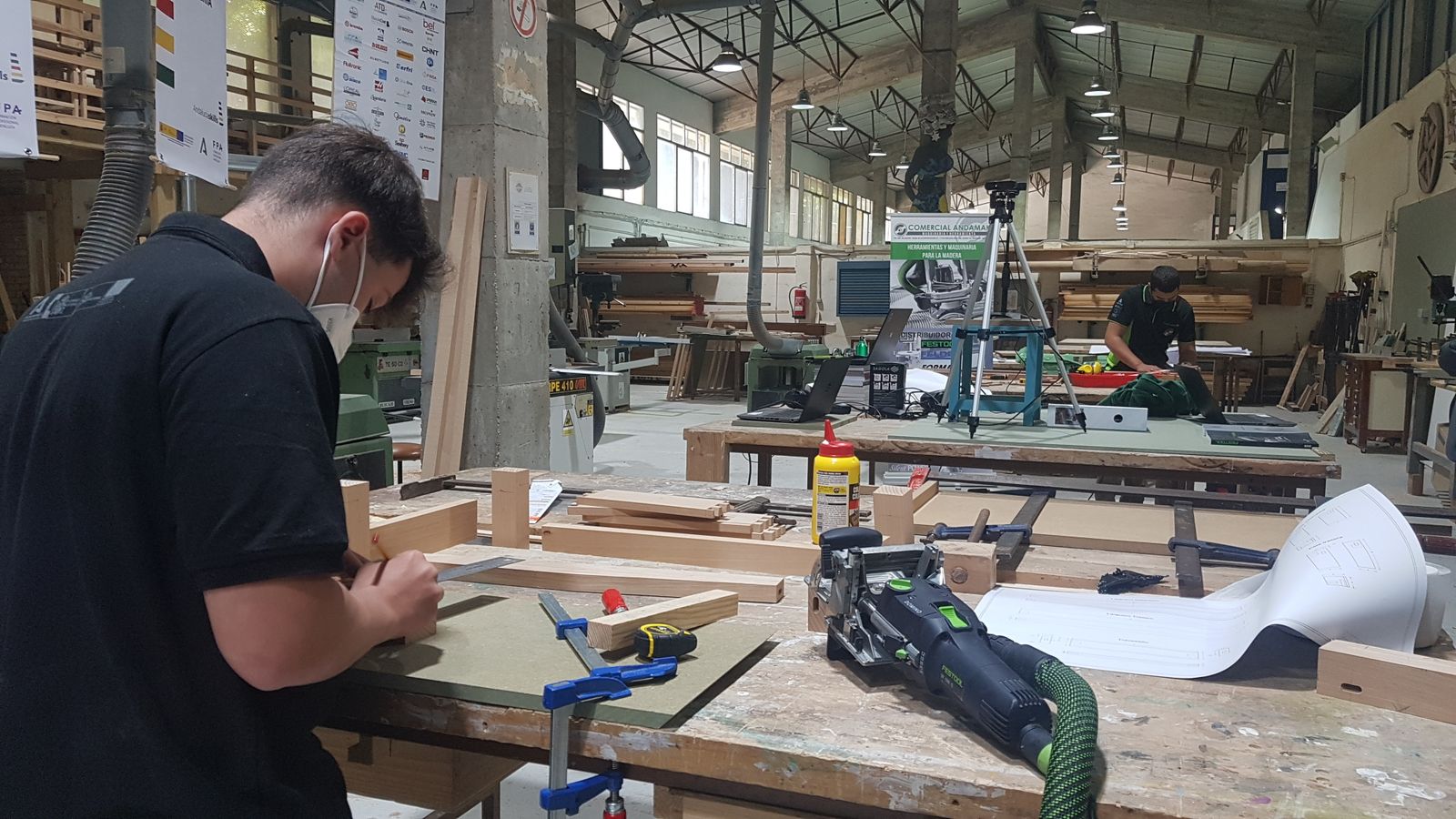 Alejandro Muñoz Rondán y José Manuel Martínez Canto, durante sus pruebas para 'Andalucía Skills' en Las Salinas.