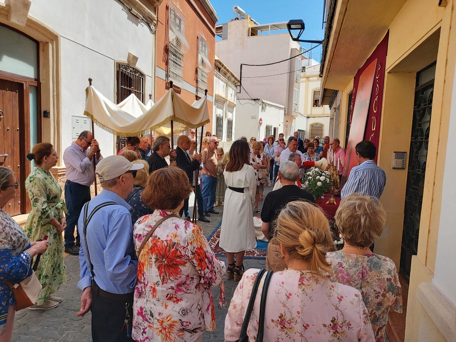 Bendición en el altar del Cristo de la Escucha de Magdalena Cantero.