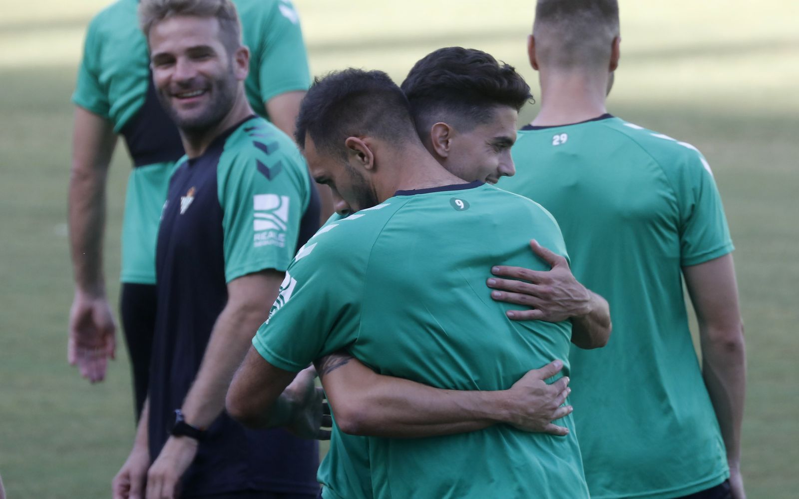 Marc Bartra recibe un afectuoso abrazo de Borja Iglesias en un entrenamiento.