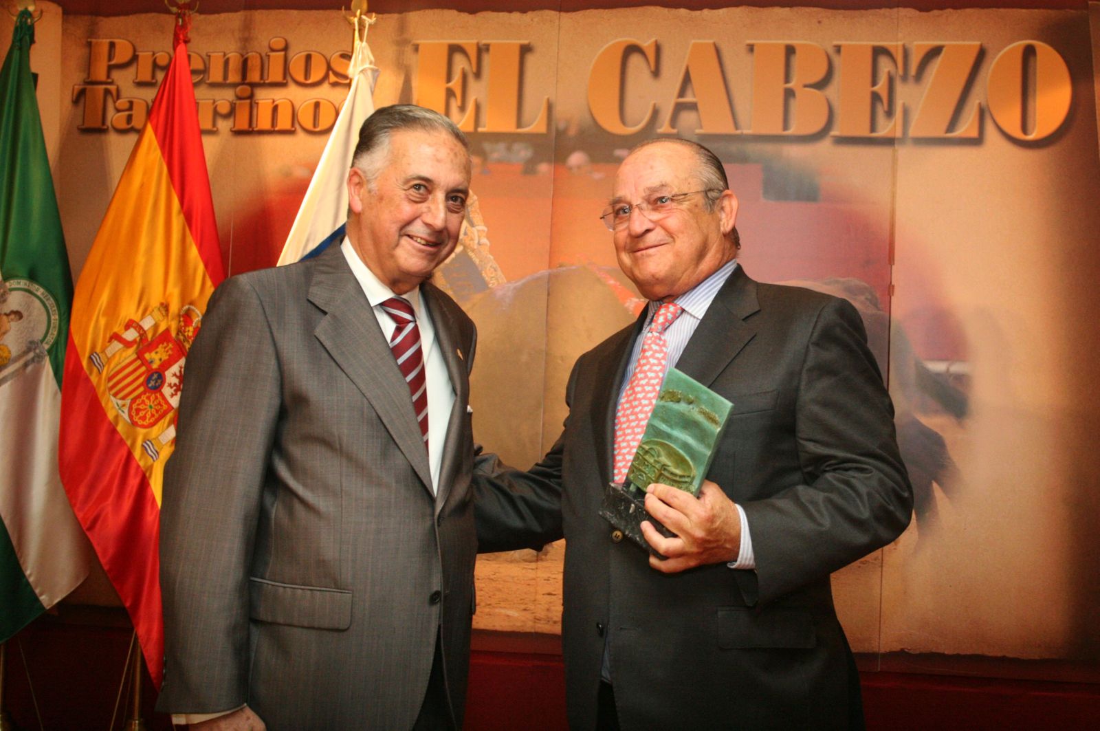 Premios Taurinos El Cabezo, en Huelva, 2012. Borja  Domecq , propietario de Jandilla, con el premio a su toro, 'Granado'.