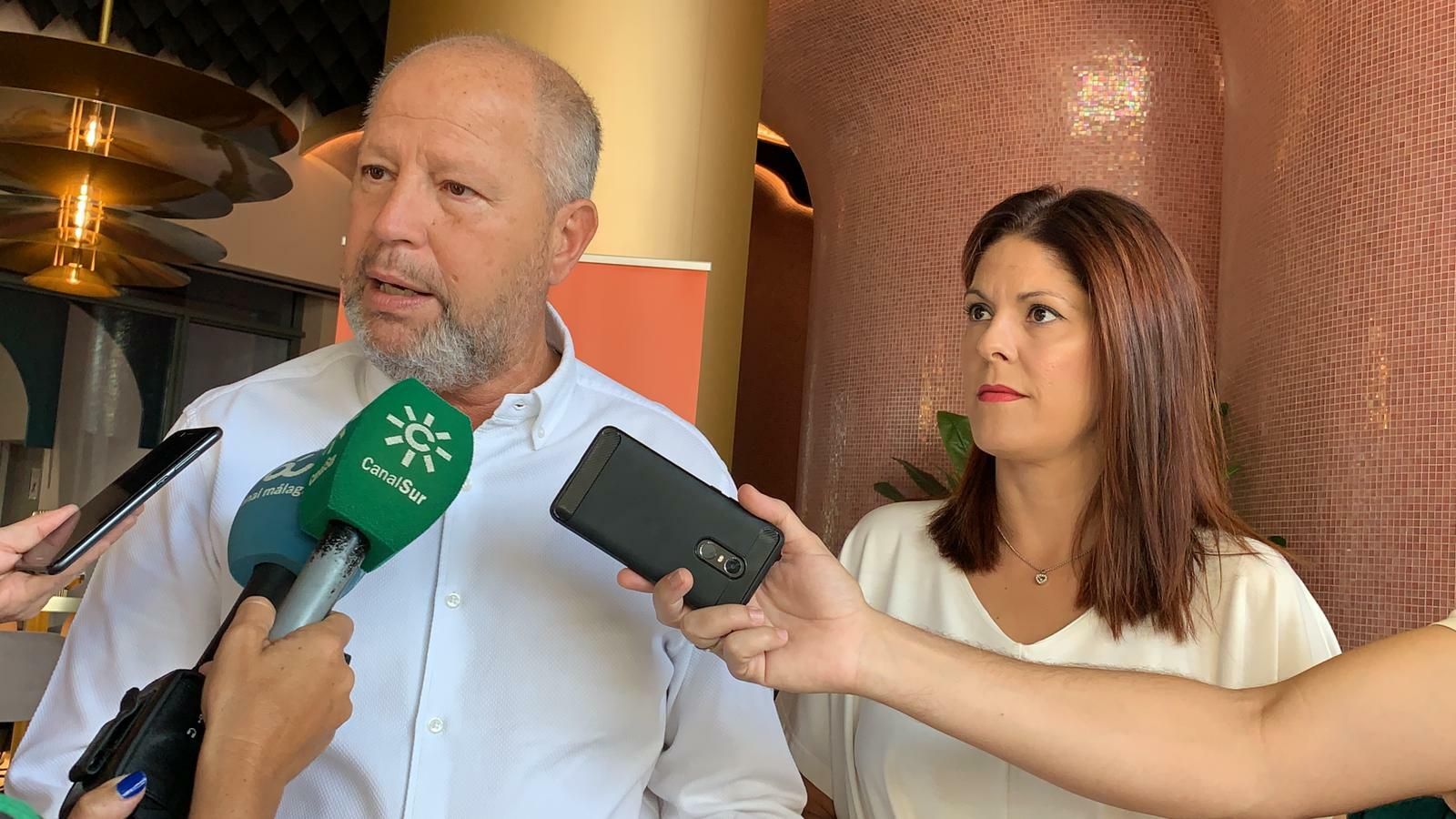 El consejero Javier Imbroda y la concejala Noelia Losada, este domingo en Málaga.