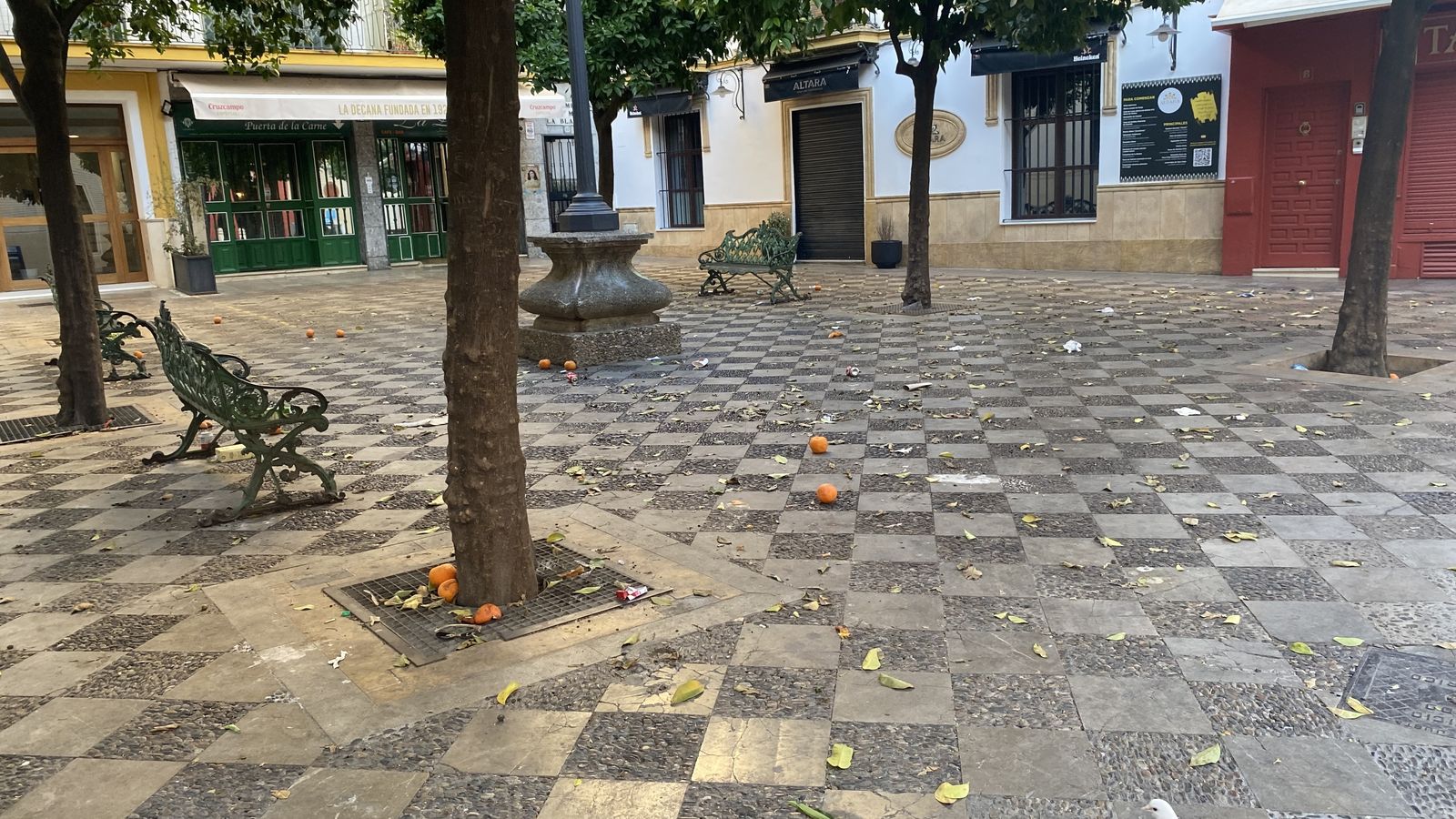 Aspecto lamentable de la plazoleta que hay delante de la Peña Bética Puerta de la Carne, en la calle Santa María la Blanca.