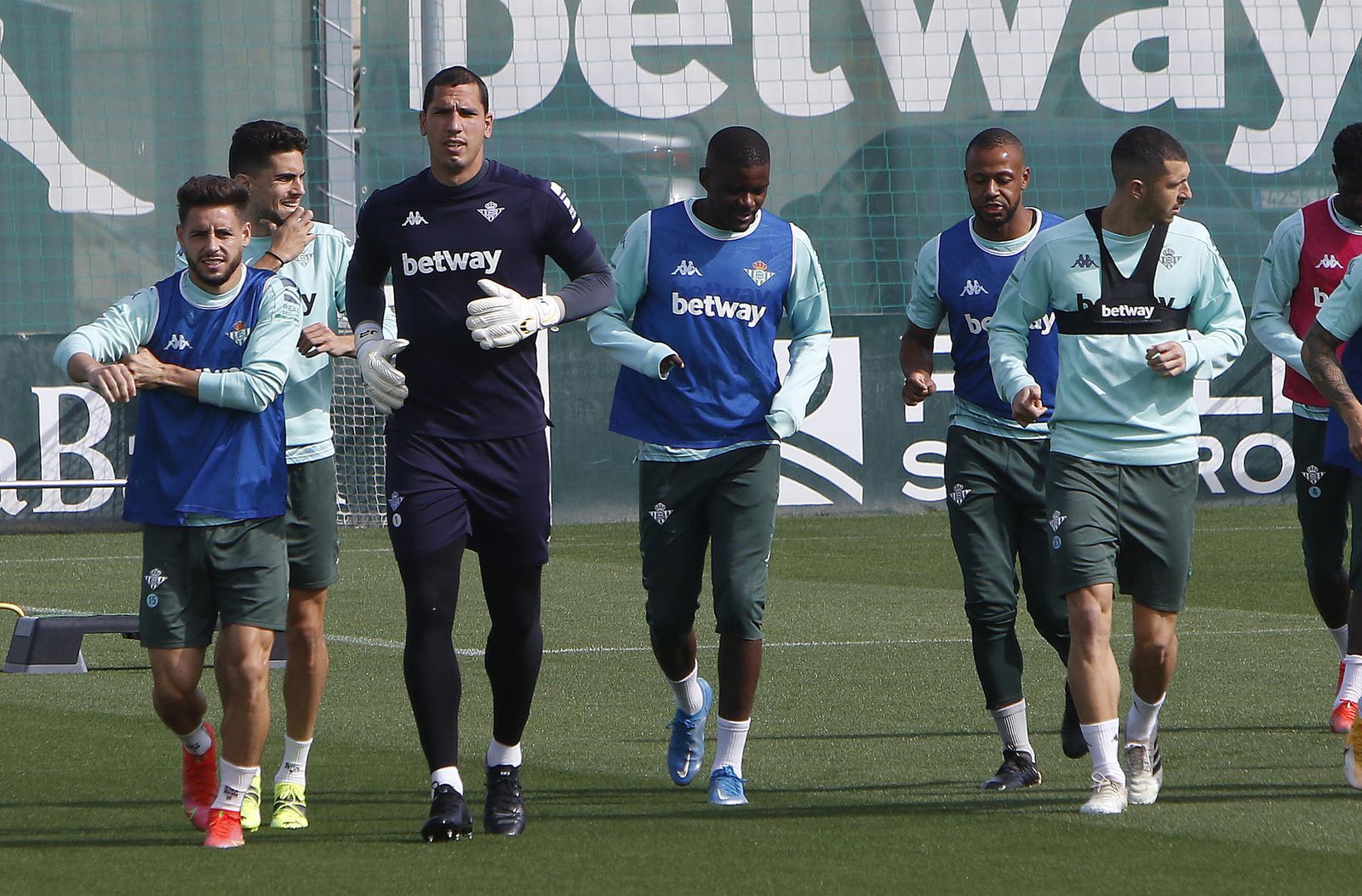 William Carvalho, entre sus compañeros, en el entrenamiento de ayer.