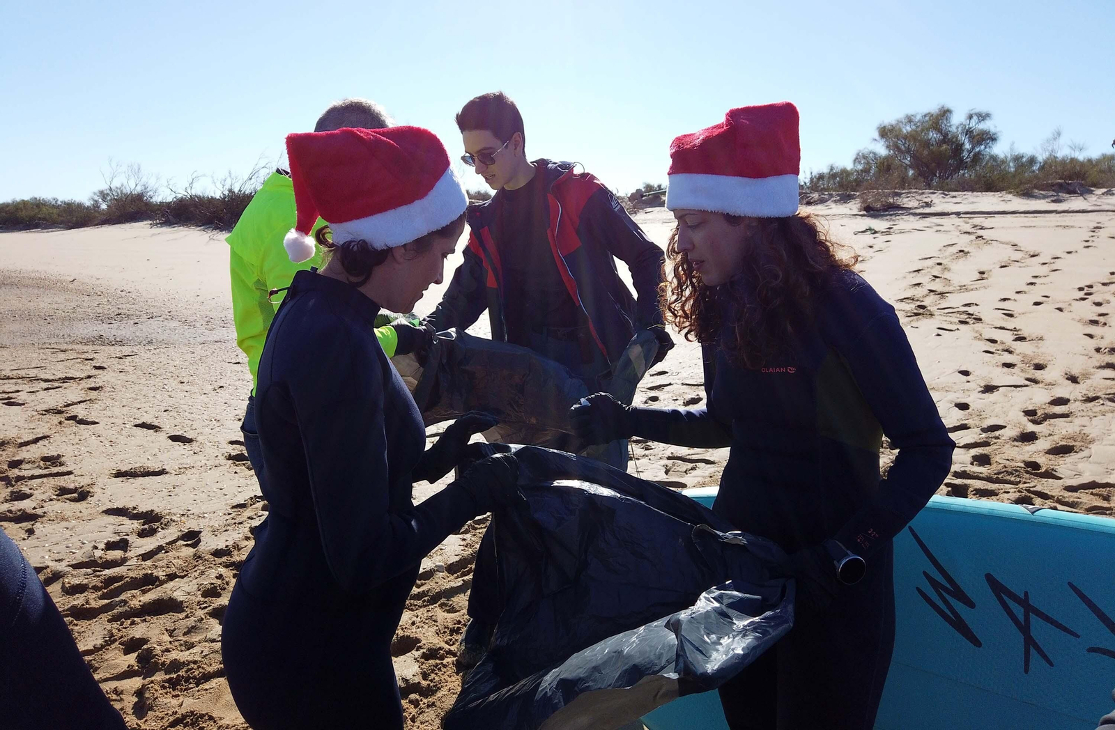 Las mejores imágenes de los Papás Noel que ha cruzado el río Piedras en paddle surf