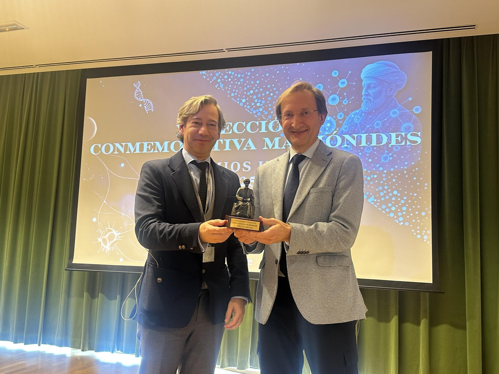 El doctor Carlos Simón recibe el galardón.