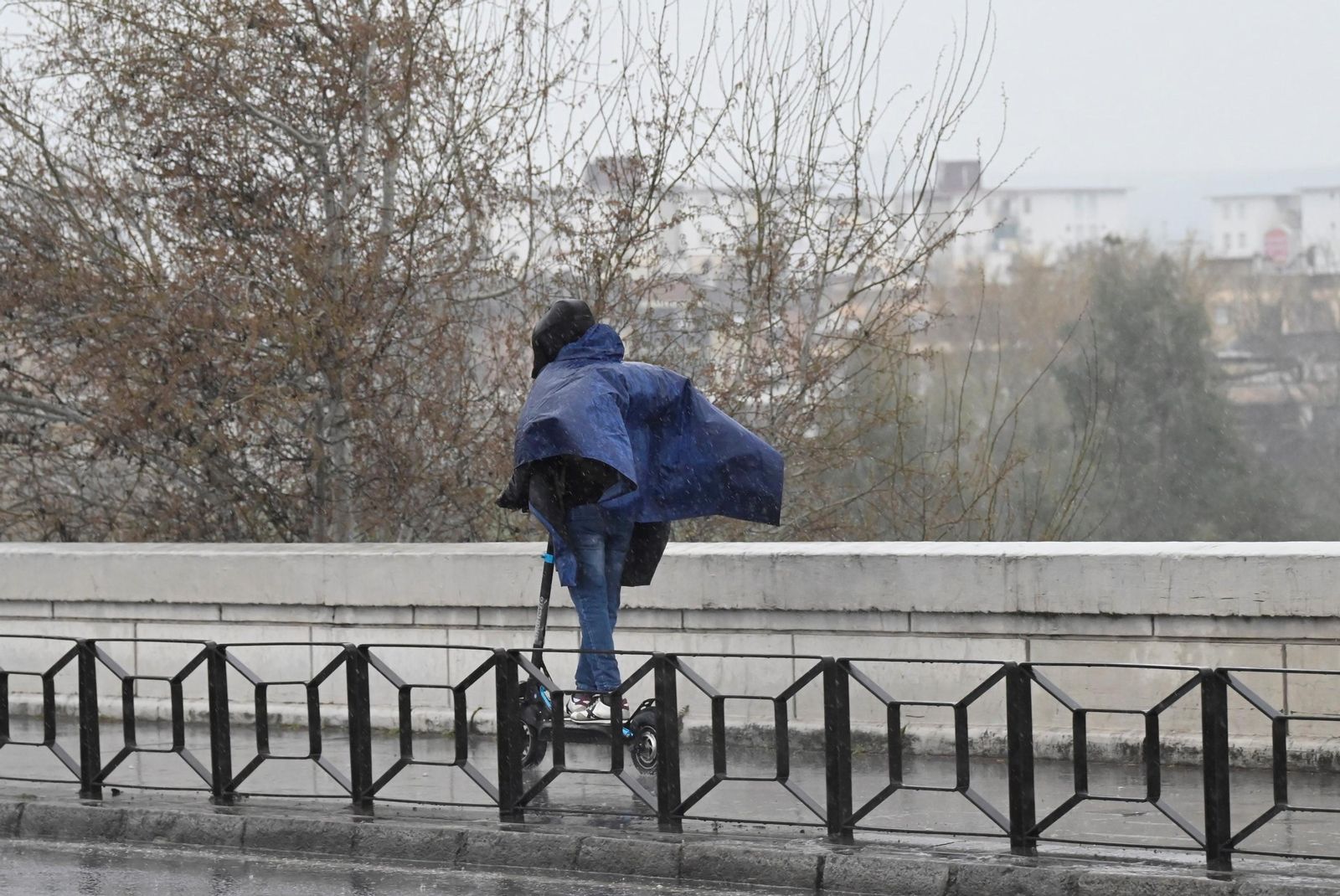 Las imágenes del Día de Andalucía pasado por agua en Córdoba