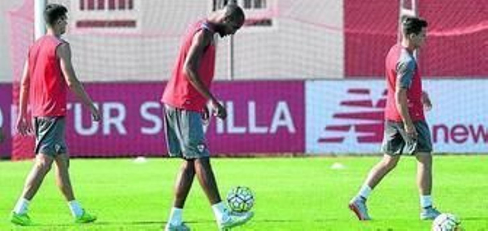 Kolodziejczak hace una indicación entre Llorente y Mariano.