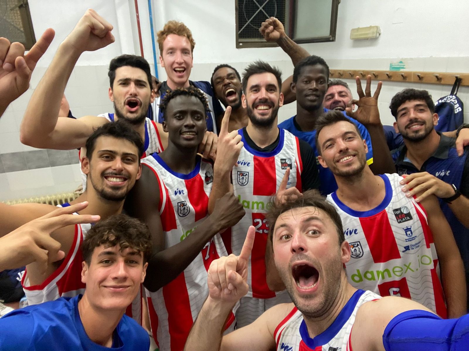 El vestuario de Udea celebra la victoria.