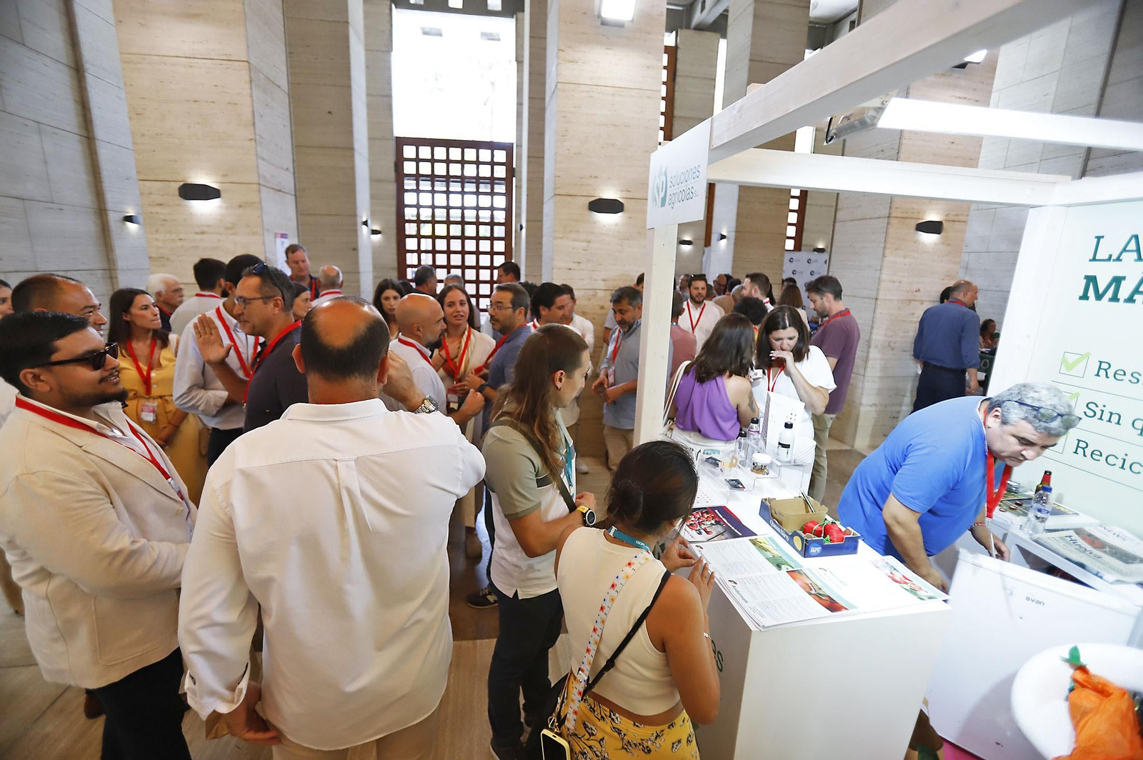 Imágenes del ambiente en la VIII Congreso Internacional de Frutos Rojos en Huelva