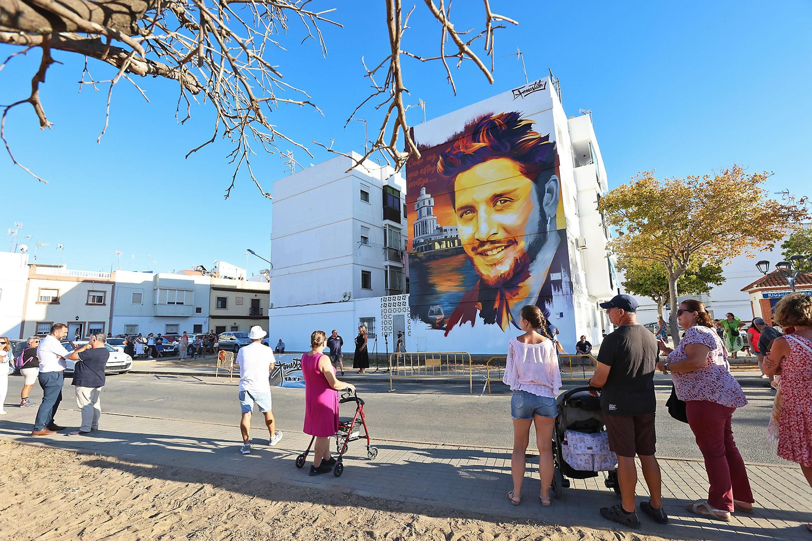Imágenes de la inauguración del mural homenaje a Manuel Carrasco en Isla Cristina