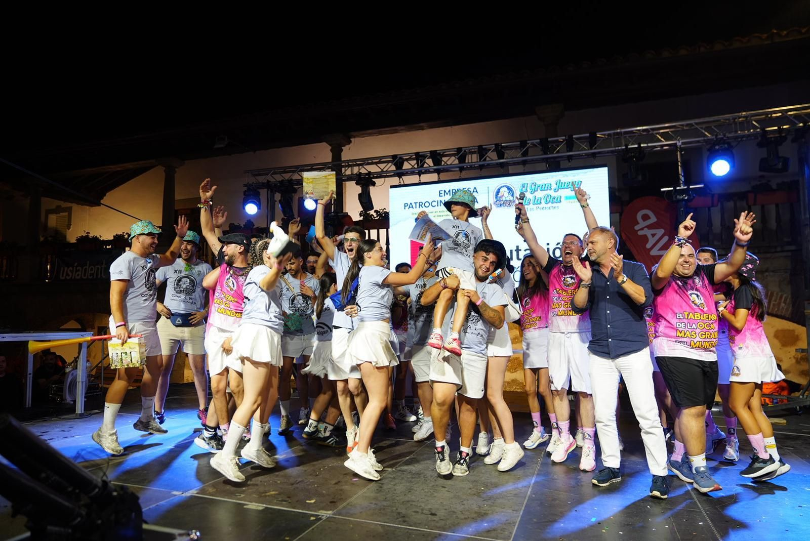 Cavernícolas celebra su triunfo en El Gran Juego de la Oca de Dos Torres.