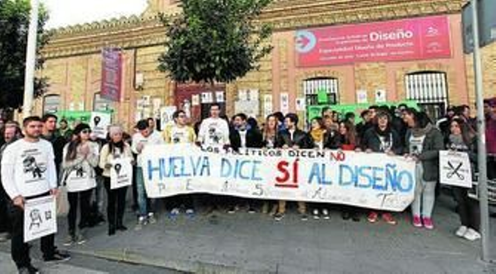 Concentración de alumnos y profesores de Diseño de Producto en la mañana de ayer.