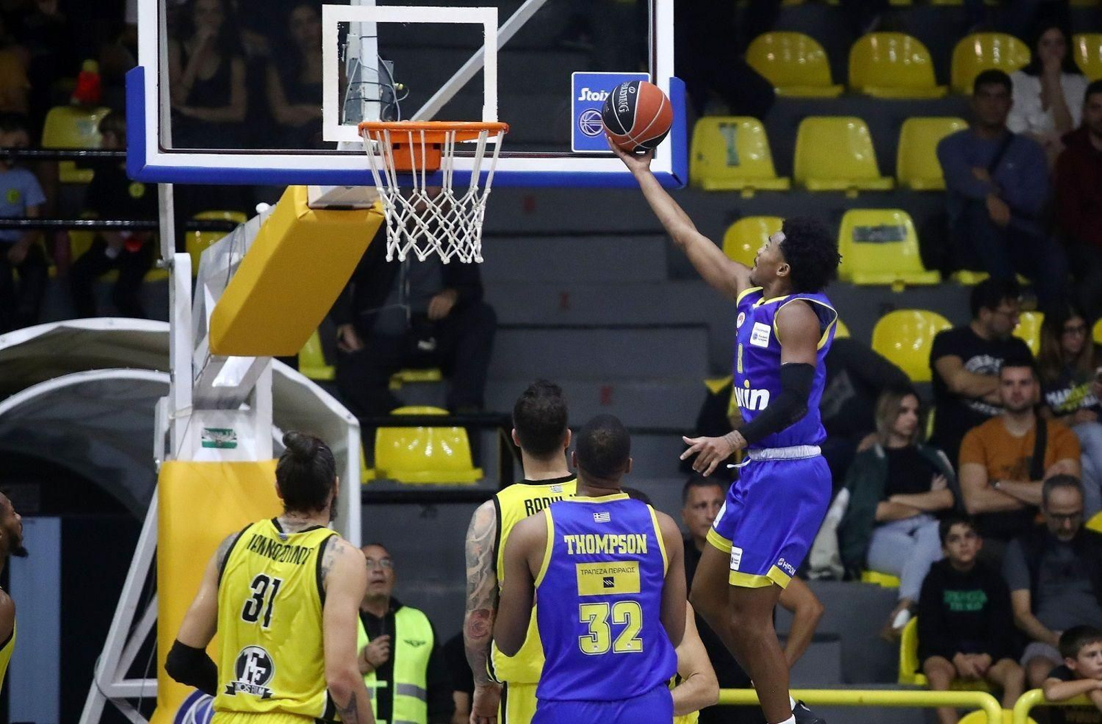 Jaylen Hands entra a canasta. Jaylen Hands entra a canasta.