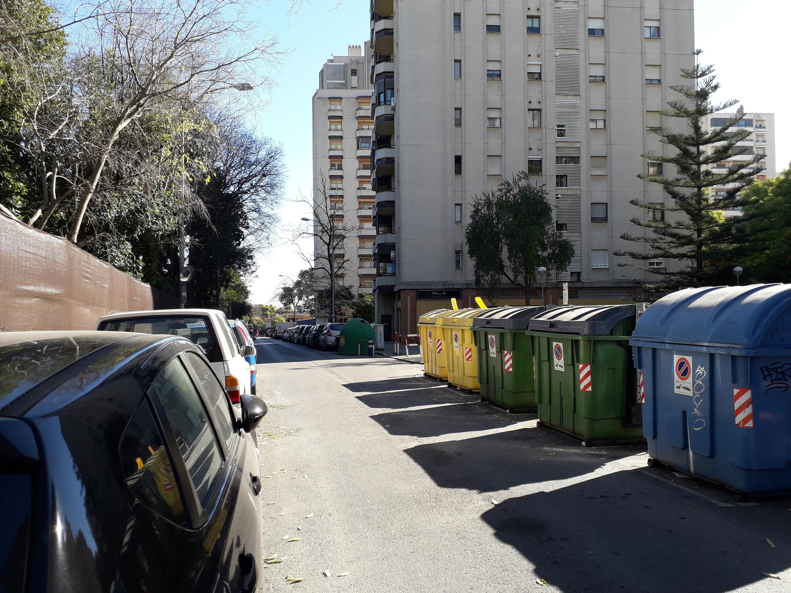 Imagen de la ‘isla’ de contenedores de la calle Ursulinas donde acontecieron los hechos.