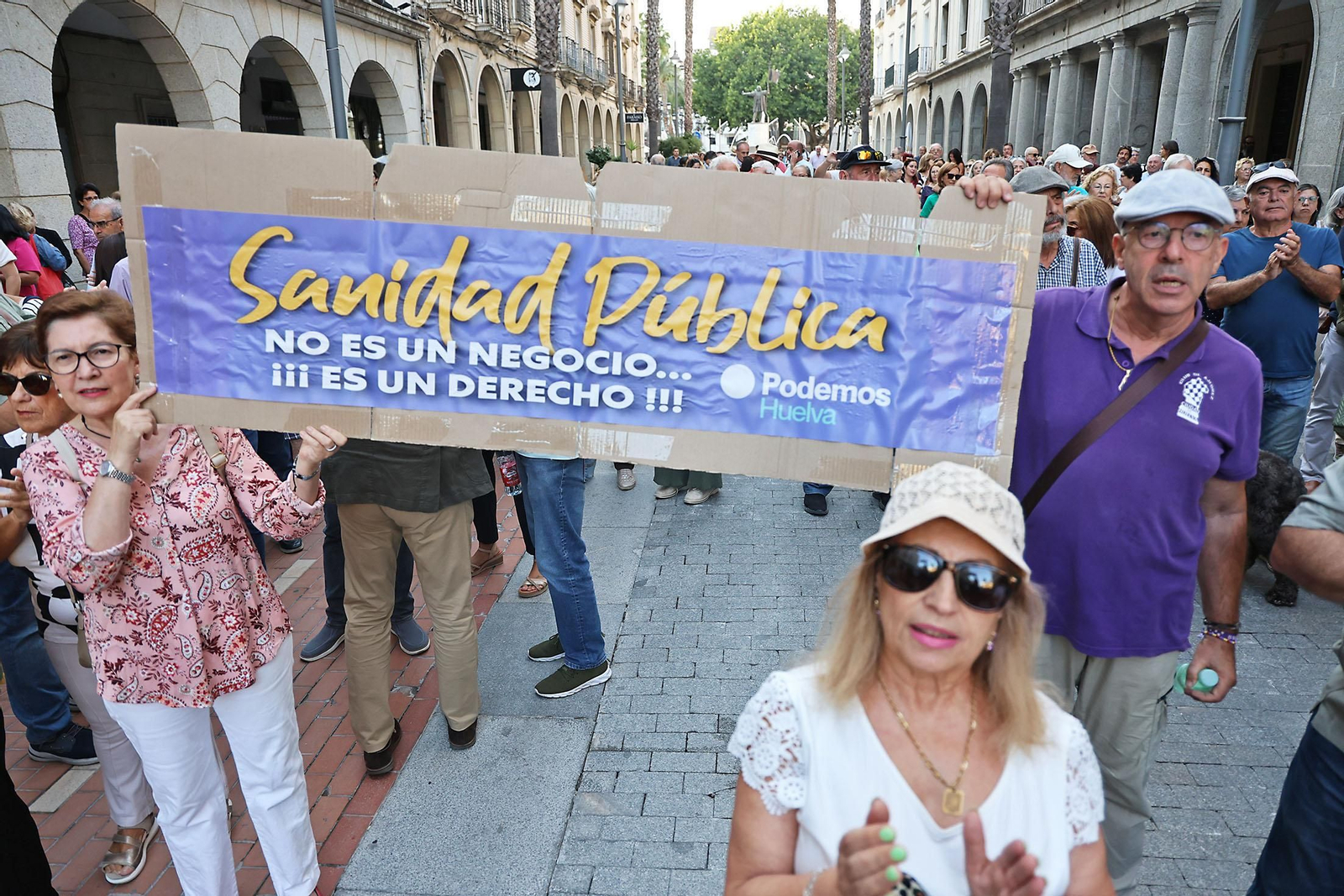 Concentración en Huelva de protesta por la polémica con los cribados de cáncer de mama en Andalucía