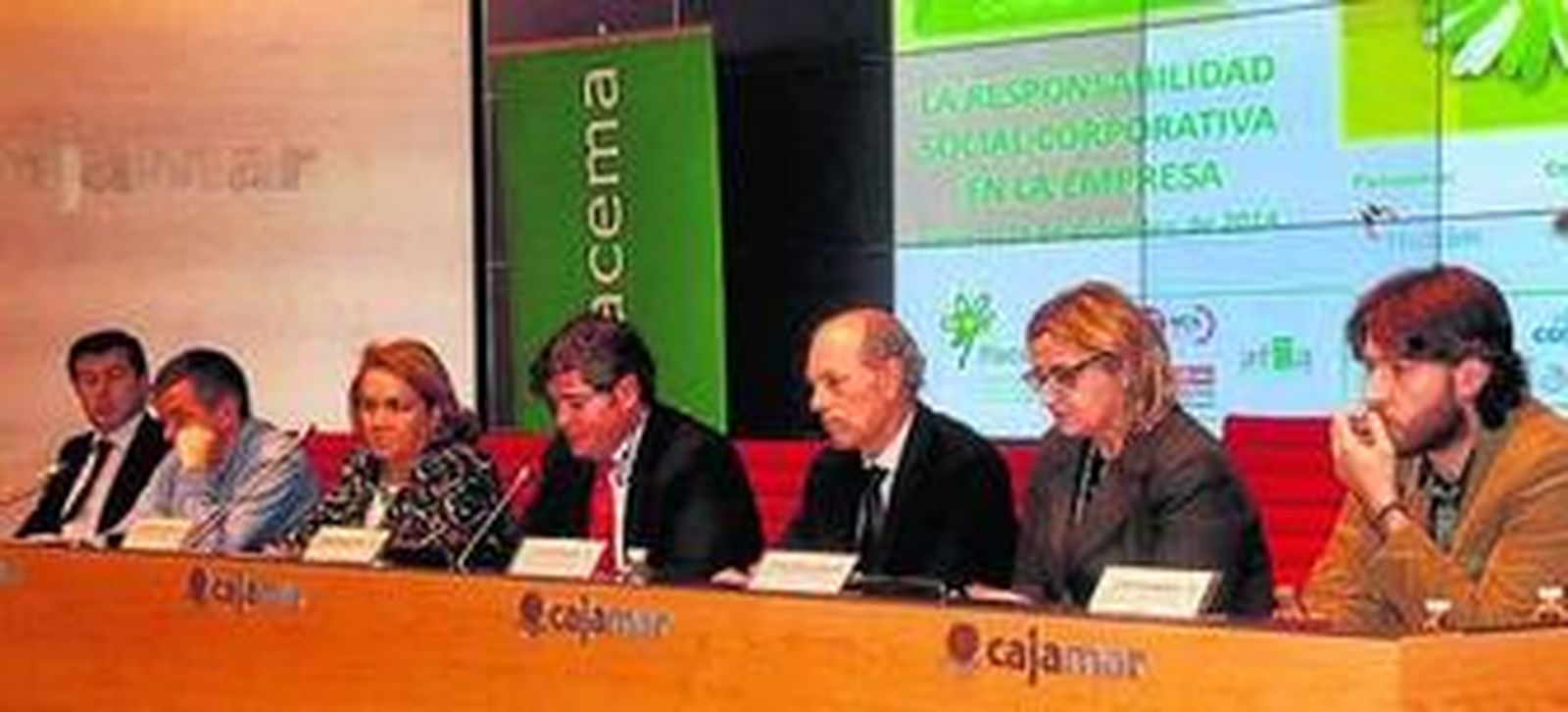 Mesa redonda sobre RSC con empresas, fundaciones y sindicatos.
