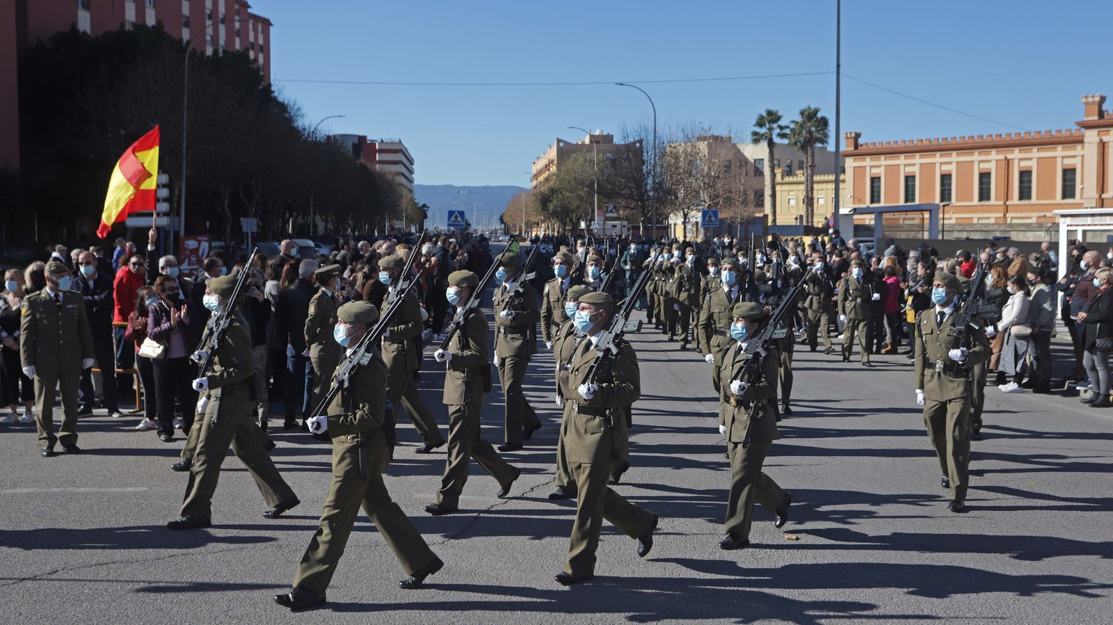 Fotos del izado de la bandera de España en La Línea