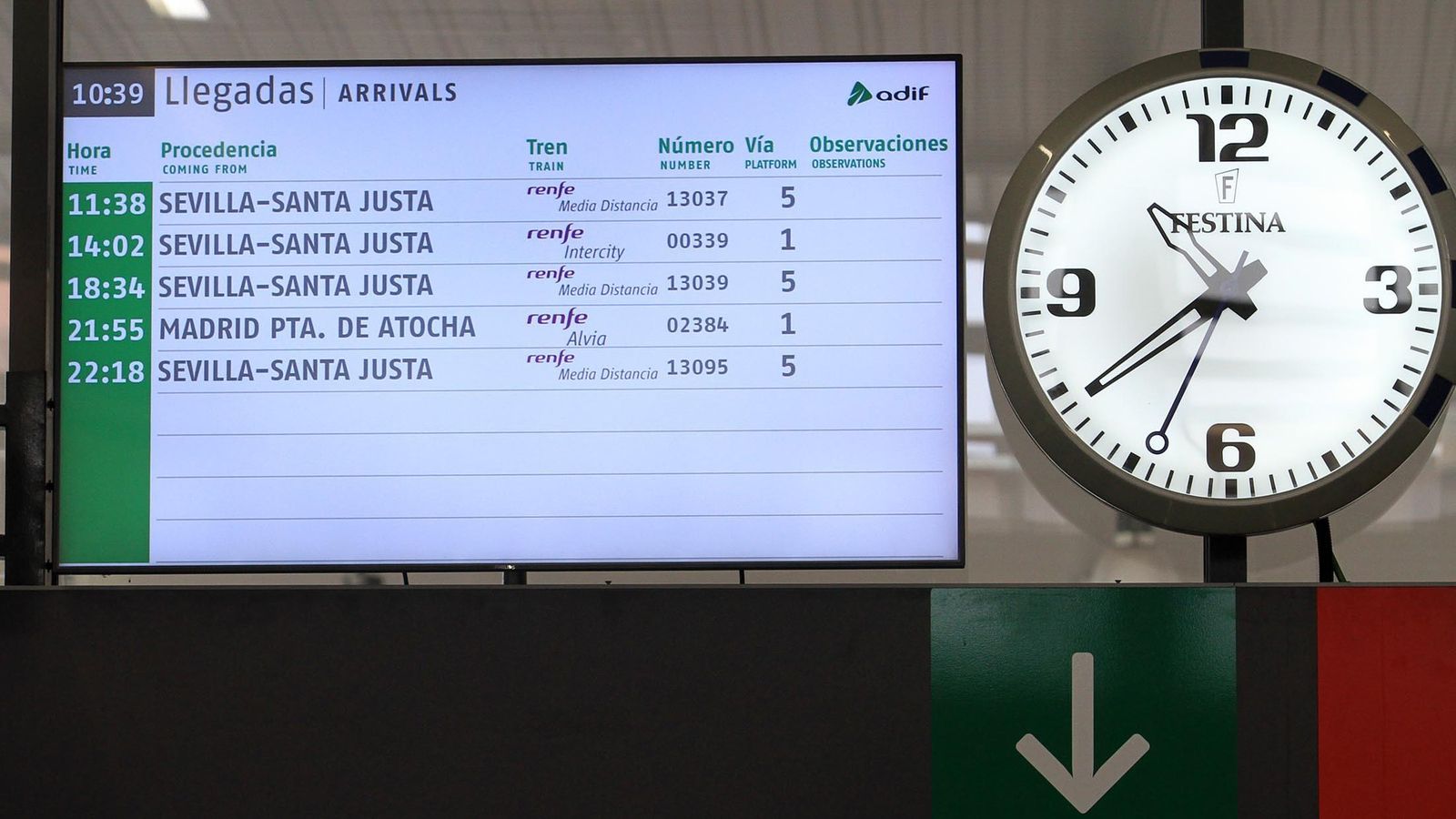 Panel de control con los trenes que llegan a Huelva.