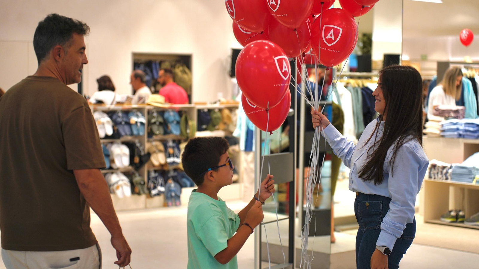 Fotos de la apertura de la marca Álvaro Moreno en el Centro Comercial Puerta Europa de Algeciras