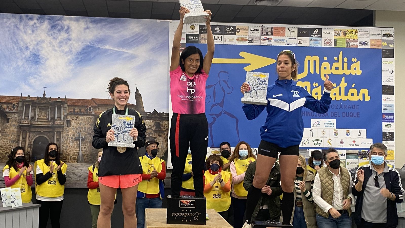 María Mercedes Pila alza el trofeo de ganadora en Hinojosa del Duque.