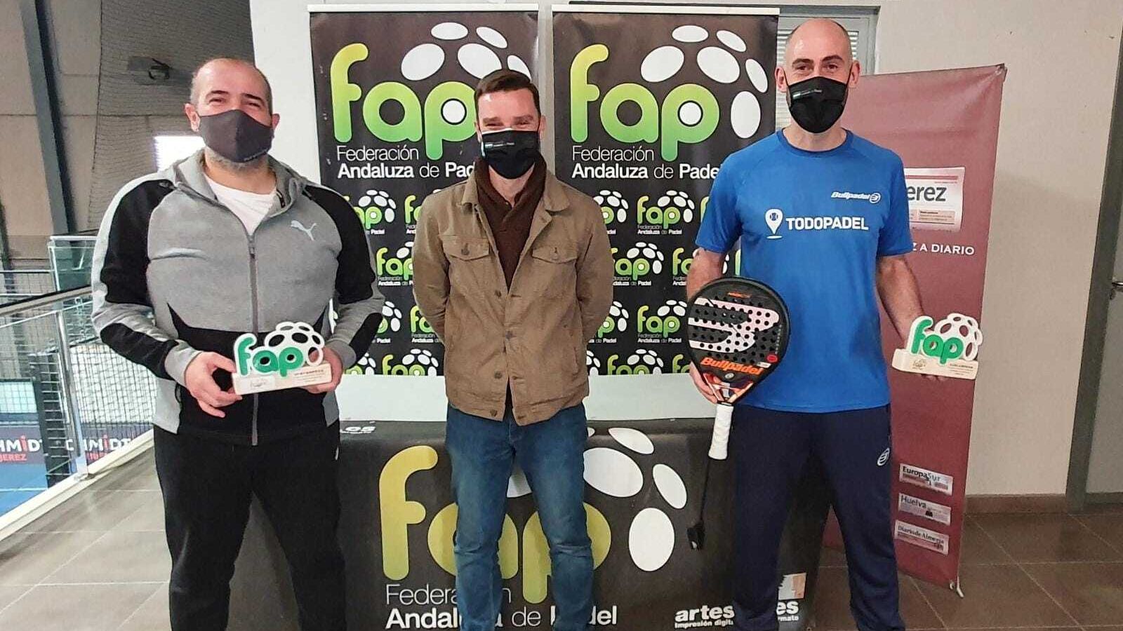 El jerezano Julio Cantalejo (derecha) y el chiclanero Dani Ortiz, subcampeones en +40 años.