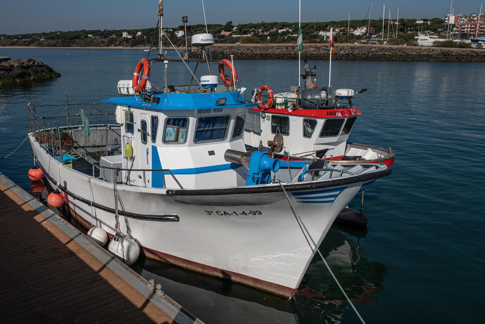 Imagen del barco 'Bienvenido Primero' del que cayó al mar el marinero el pasado martes.