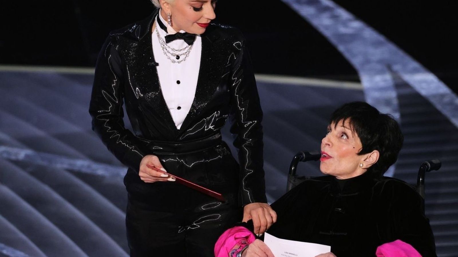 Liza Minelli, en silla de ruedas, junto a Lady Gaga, en la ceremonia de los Oscar.