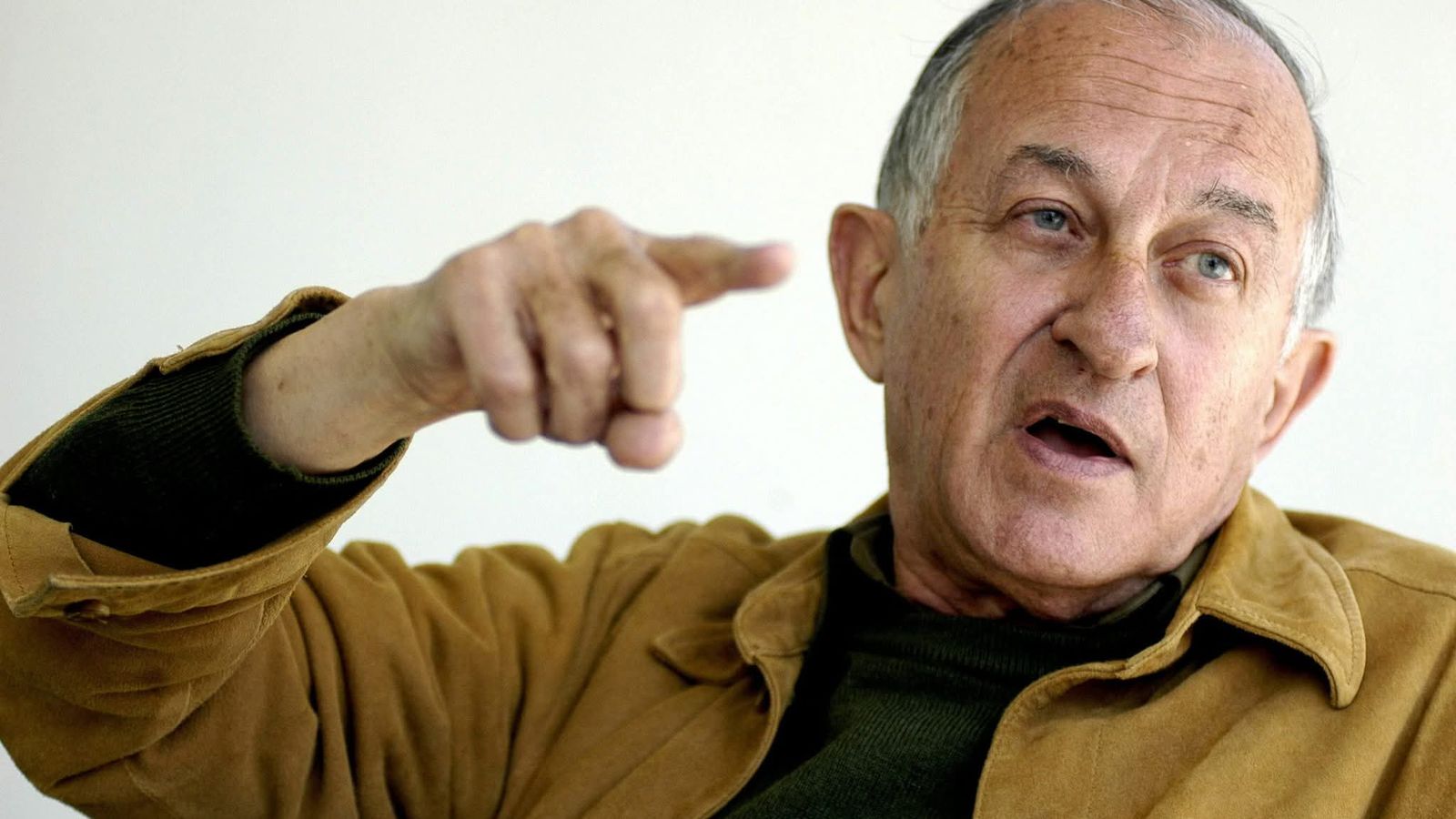 El escritor Juan Goytisolo disfrutó la apertura de la Biblioteca de La Chanca, en 1995