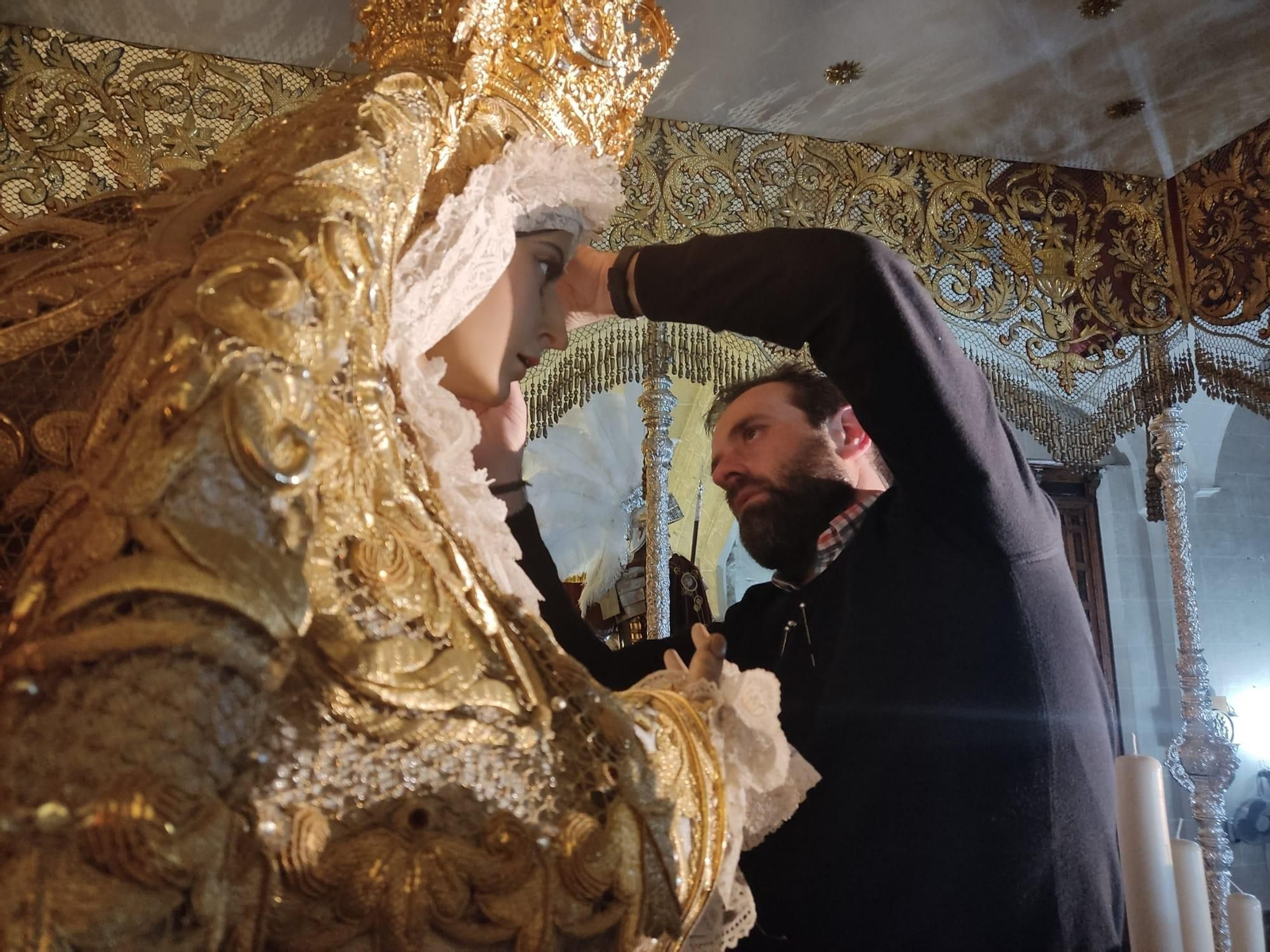 José Carlos Gutiérrez, frente a Madre de Dios de la Misericordia.