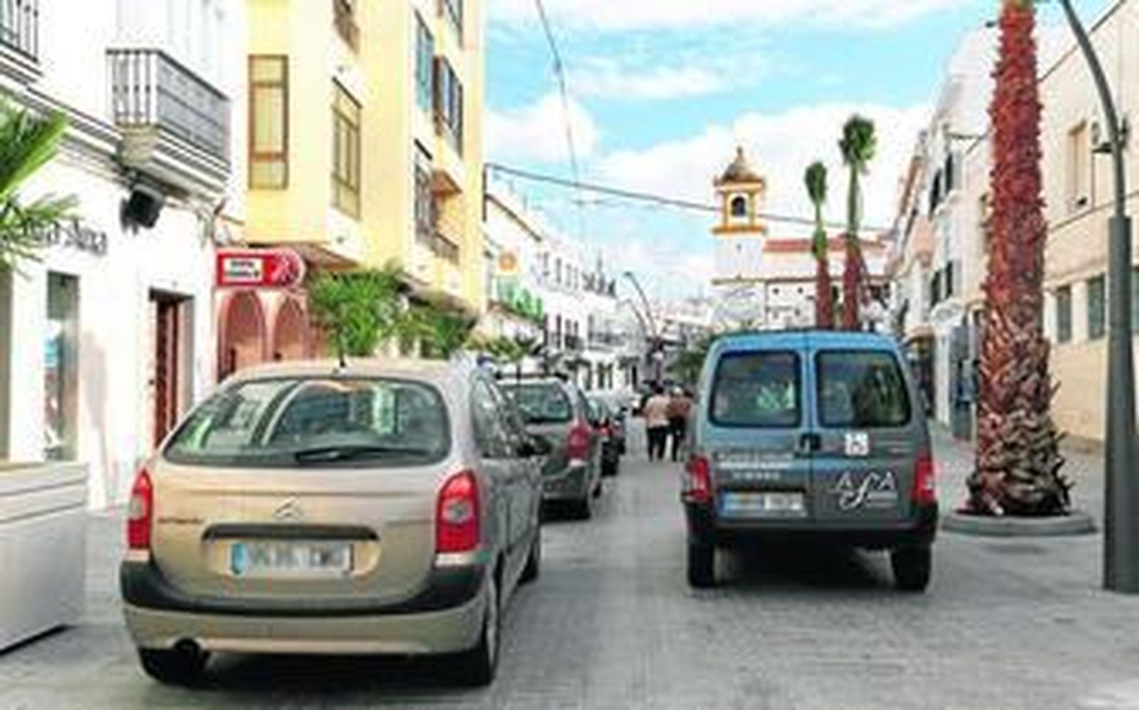 Imagen de coches circulando este pasado viernes a la altura del centro de salud El Lugar.
