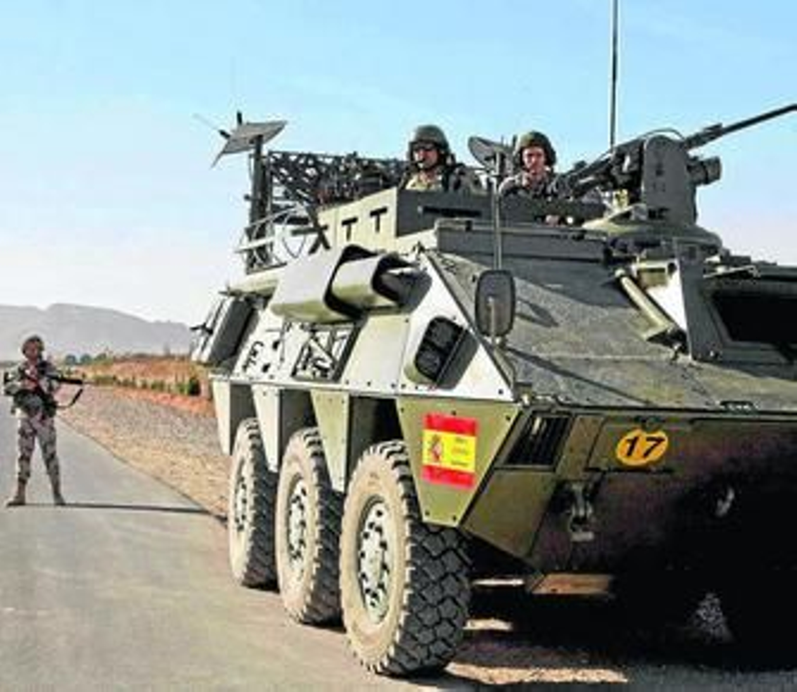 Imagen de un blindado BMR en la base española de Herat.