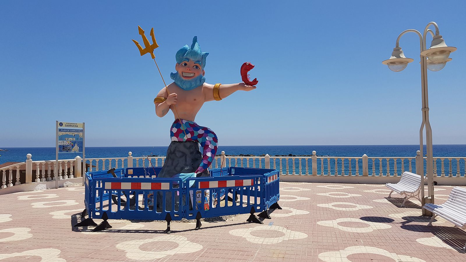 Garrucha planta la tradicional falla de San Juan que este año recogerá los deseos de los vecinos