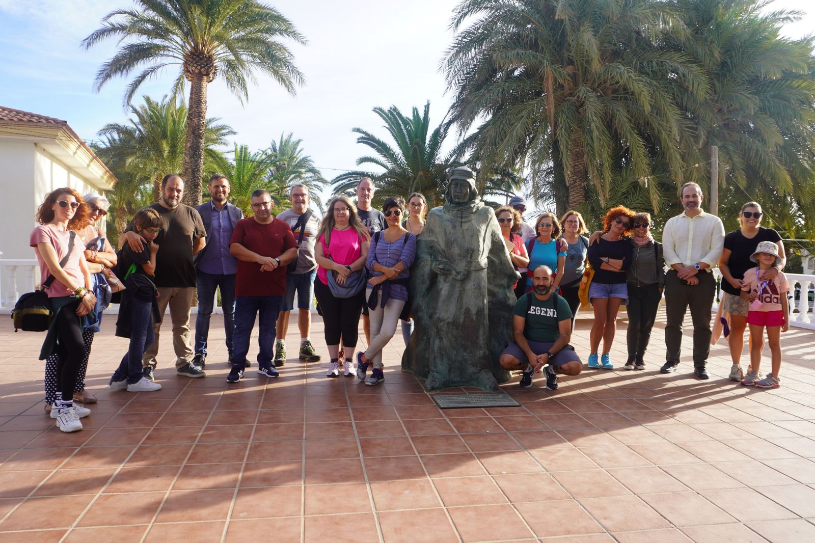 Turistas junto a la imagen de Lawrence de Arabia.