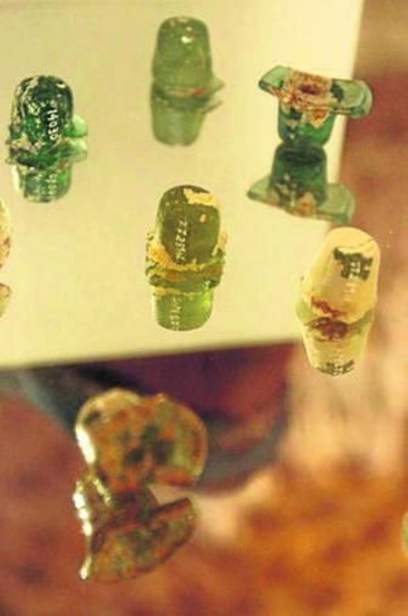 Algunos de los momentos de la inauguración, ayer, de la exposición en la Sala 7 del Museo de la Alhambra, donde se pueden observar las muestras nazaríes hasta finales del próximo mes de diciembre. La compilación expone una colección de textiles andalusíes junto con objeto como chapines que permiten reconstruir nuestra historia.