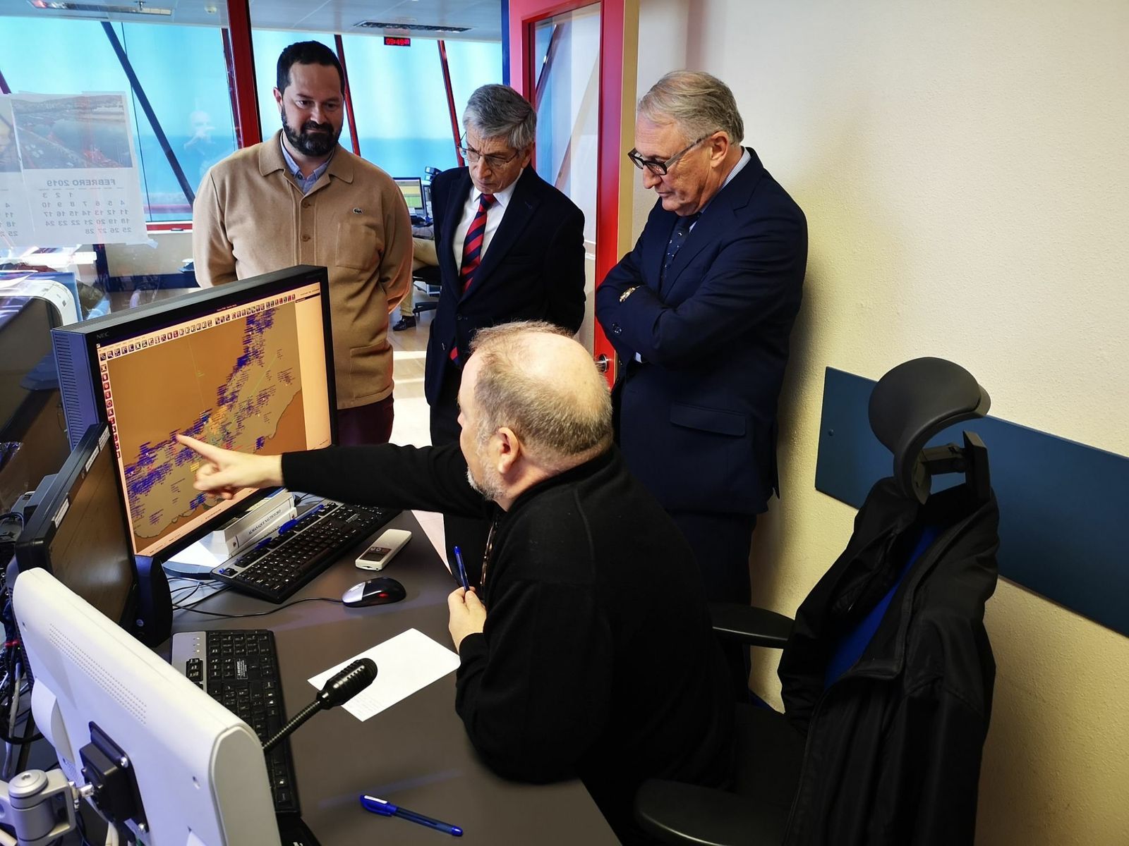 Jesús Caicedo, acompañado José Aranda, visita la Capitanía Marítima y la Torre de Salvamento Marítimo.