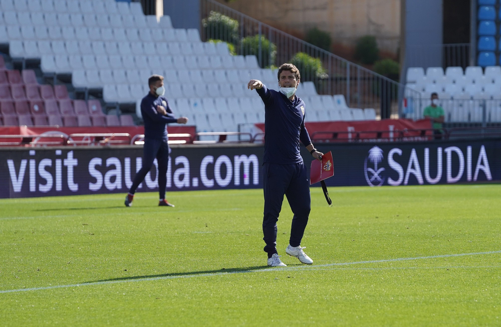 Rubi da instrucciones en el entrenamiento, libreta en mano.