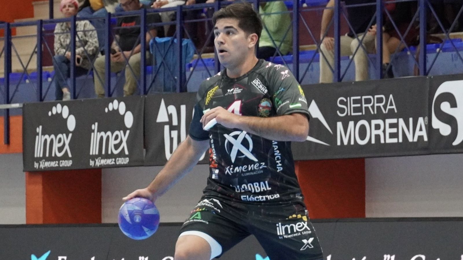 Pablo Simonet circula la bola en el Ángel Ximénez - Anaitasuna.