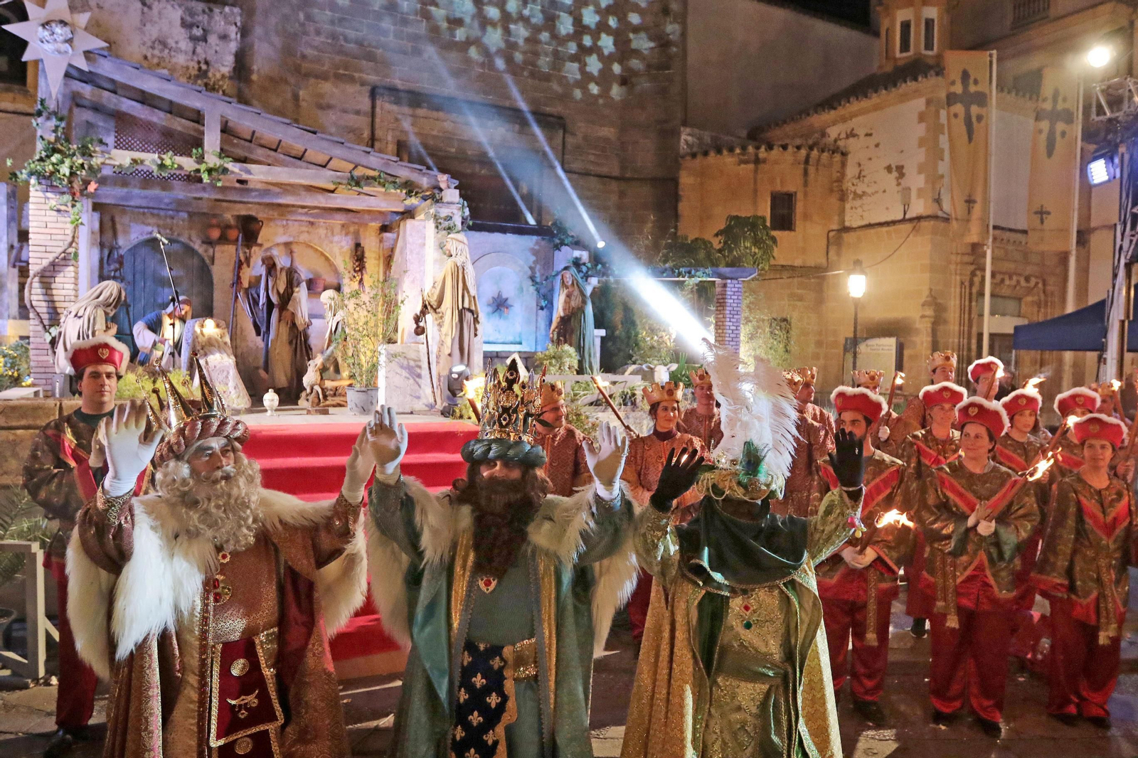 Los Reyes Magos a su llegada ayer al Belén Monumental de Santo Domingo para la adoración alrededor de las diez de la noche