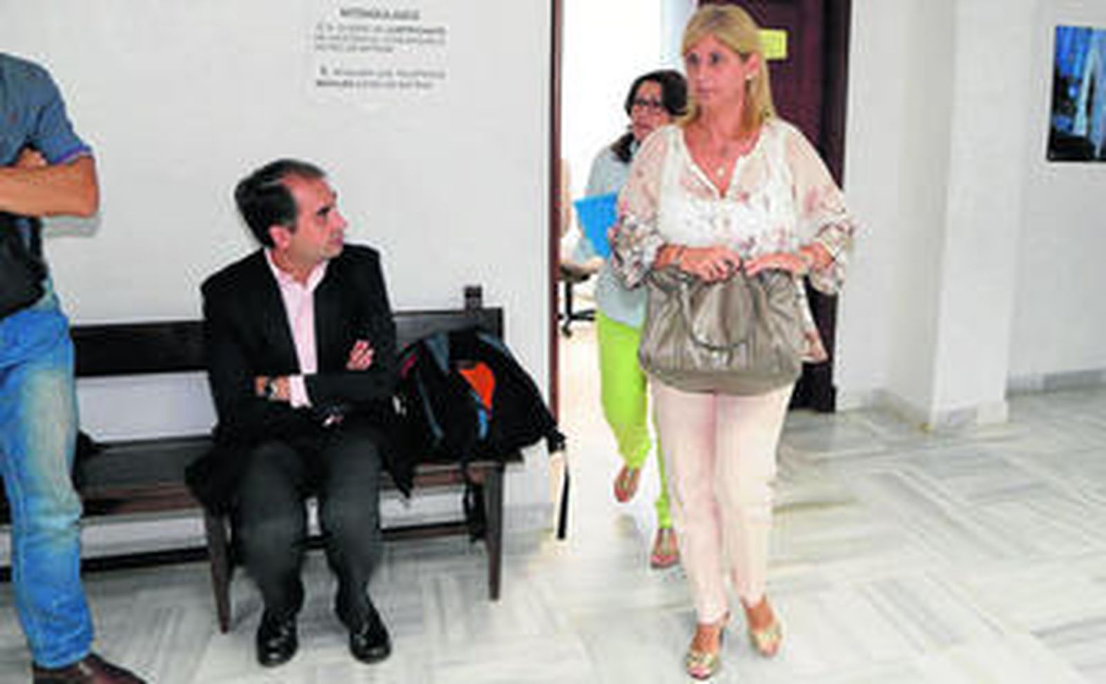 La alcaldesa sale de la sala de vistas tras prestar declaración en el juicio contra Pilar Sánchez.