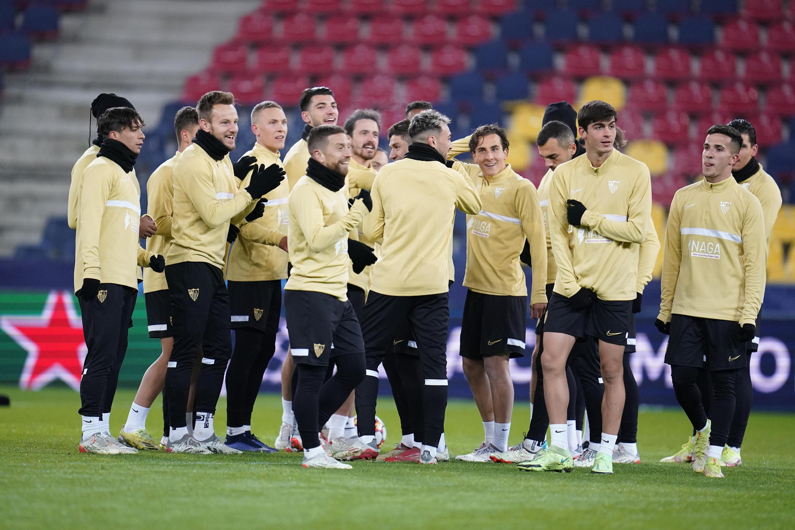 Los futbolistas del Sevilla bromean al inicio del entrenamiento de ayer en el Red Bull Arena.