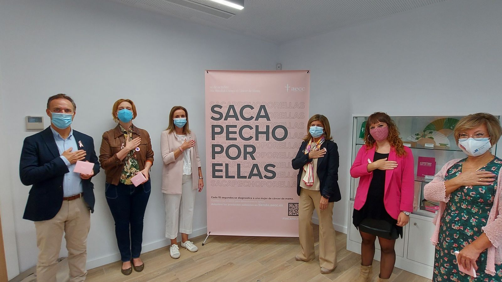 De izquierda a derecha, David de la Encina, Ana Fidalgo, María Jiménez, Isabel Paredes, Lorena Garrón y Carmen Collado con la mano en el pecho tras la presentación de la campaña.