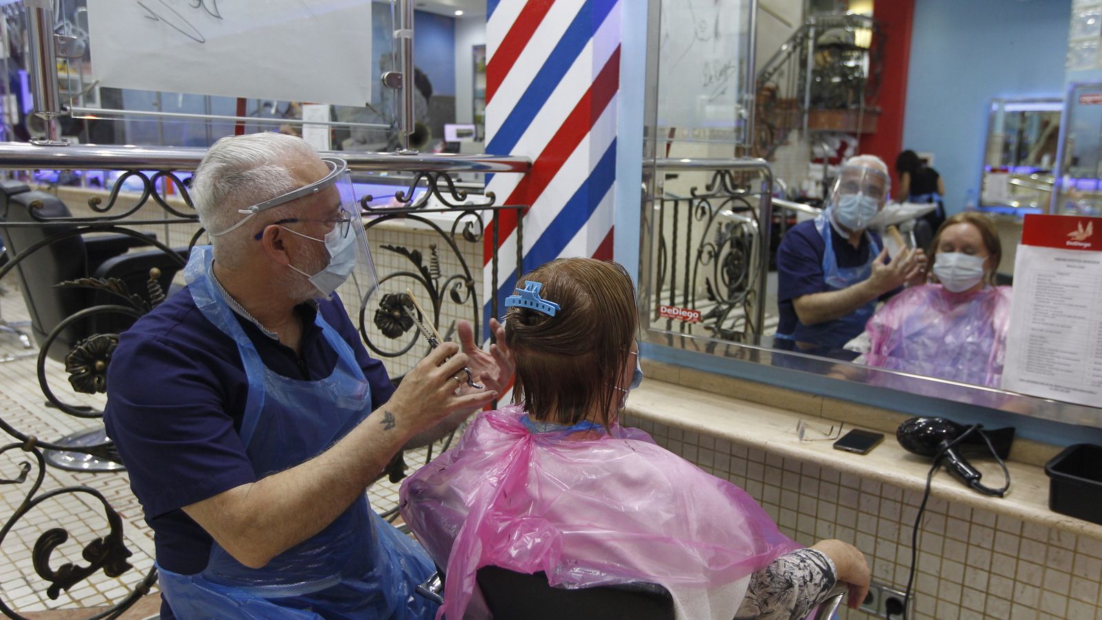 En De Diego han instalado mamparas para separar las zonas.