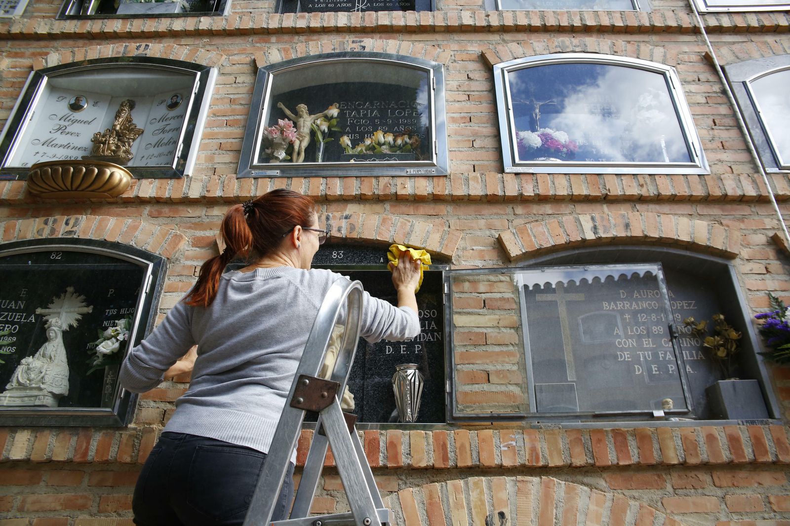 El Día de los Santos en el cementerio de Granadad, en imágenes