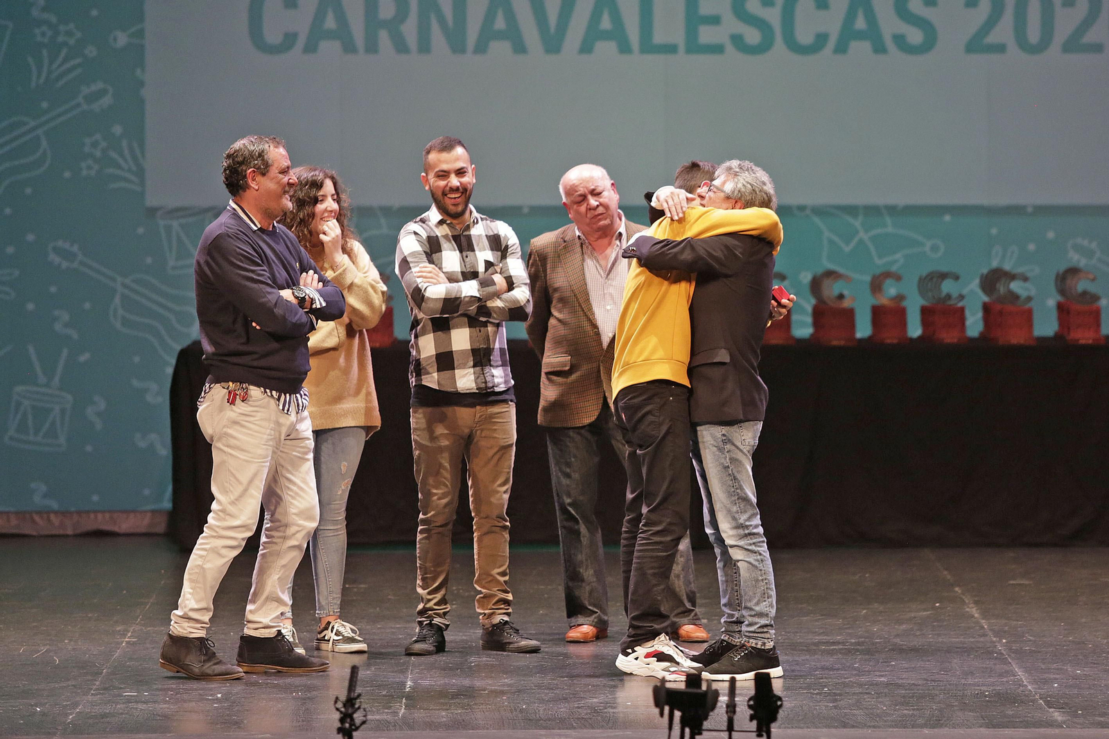 Imágenes de la entrega de los antifaces de oro en el Gran Teatro Falla