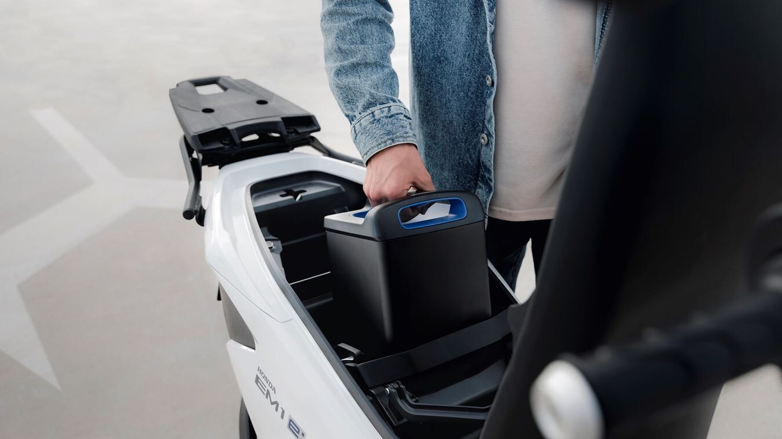 La batería es extraíble y puede recargarse en un enchufe de tipo schuko. Admite hasta 4.000 cargas completas antes de ver reducir su rendimiento.